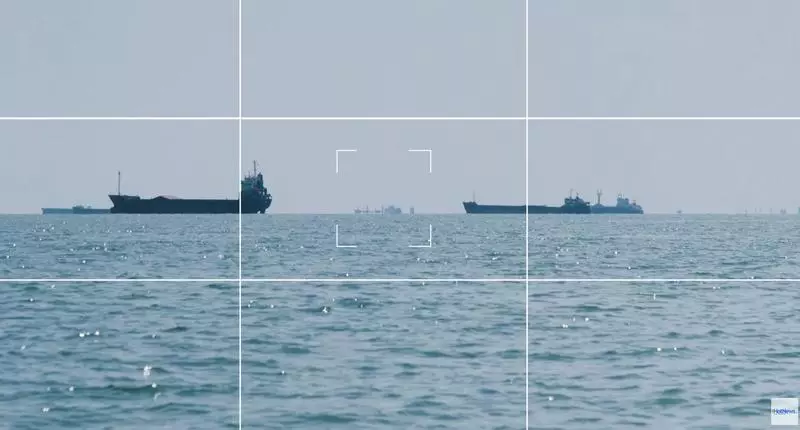 HotNews.ro – Imagini HotNews.ro de la fața locului cu coada de nave ce așteaptă să intre pe canalul Sulina. Cum se organizează traficul, cine are prioritate și ce impact au vapoarele asupra mediului?