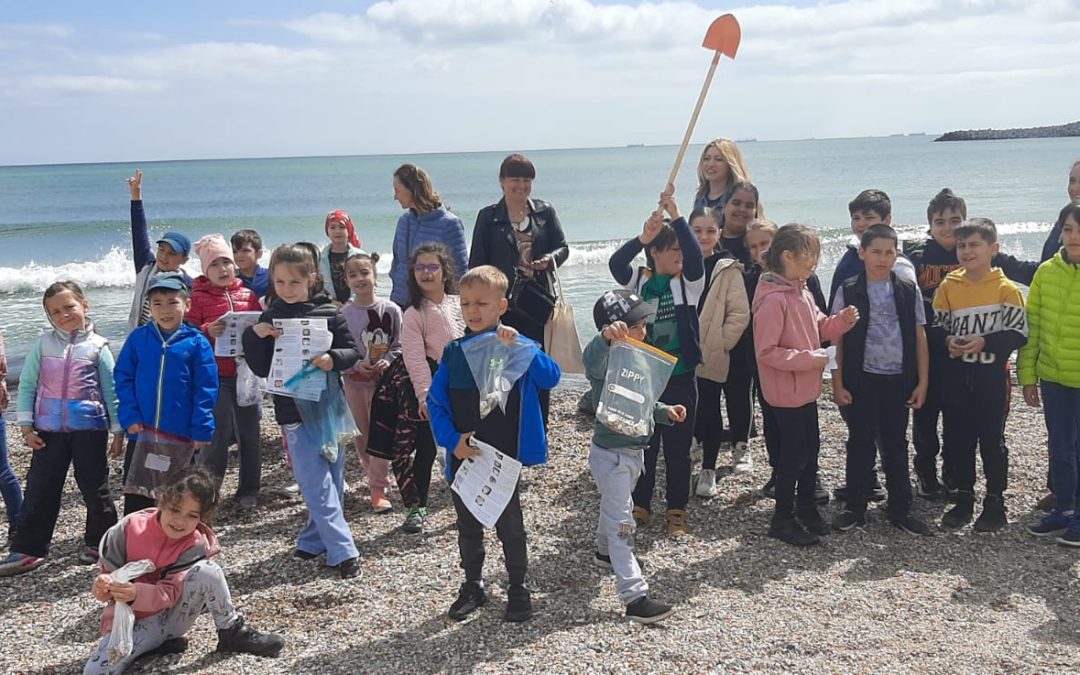 Expediție cu școala pentru explorarea biodiversității marine din zona plajei Constanța în cadrul proiectelor BRIDGE-BS și DOORS